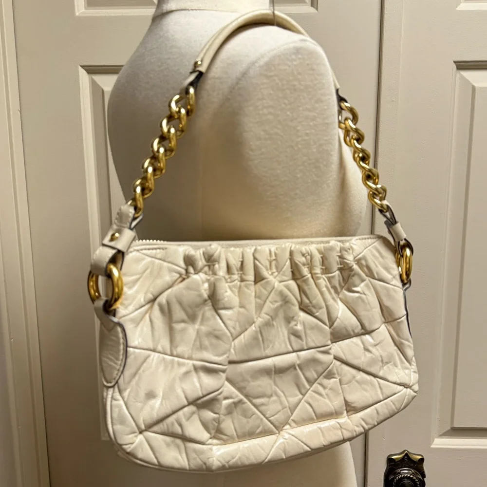 Marc Jacobs Cream Quilted Leather Shoulder Bag with Top Zip Gold Chain Hardware - Picture 4 of 14